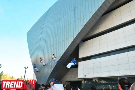 В Баку на фасаде Park Bulvar состоялось уникальное «Вертикальное шоу» (фотосессия)