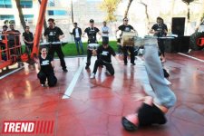 В Баку на фасаде Park Bulvar состоялось уникальное «Вертикальное шоу» (фотосессия)