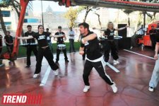 В Баку на фасаде Park Bulvar состоялось уникальное «Вертикальное шоу» (фотосессия)