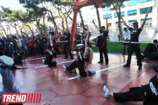 В Баку на фасаде Park Bulvar состоялось уникальное «Вертикальное шоу» (фотосессия)