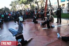 В Баку на фасаде Park Bulvar состоялось уникальное «Вертикальное шоу» (фотосессия)