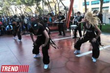 В Баку на фасаде Park Bulvar состоялось уникальное «Вертикальное шоу» (фотосессия)