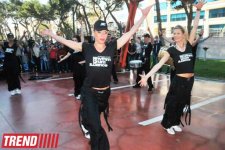 В Баку на фасаде Park Bulvar состоялось уникальное «Вертикальное шоу» (фотосессия)