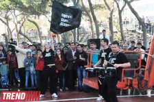 В Баку на фасаде Park Bulvar состоялось уникальное «Вертикальное шоу» (фотосессия)