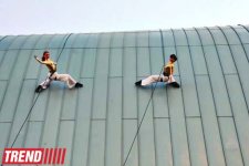 В Баку на фасаде Park Bulvar состоялось уникальное «Вертикальное шоу» (фотосессия)