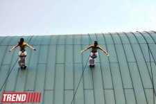 В Баку на фасаде Park Bulvar состоялось уникальное «Вертикальное шоу» (фотосессия)