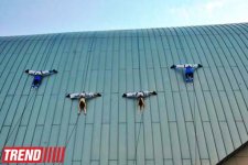 В Баку на фасаде Park Bulvar состоялось уникальное «Вертикальное шоу» (фотосессия)