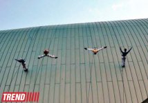В Баку на фасаде Park Bulvar состоялось уникальное «Вертикальное шоу» (фотосессия)