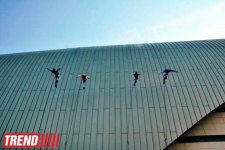 В Баку на фасаде Park Bulvar состоялось уникальное «Вертикальное шоу» (фотосессия)