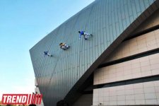 В Баку на фасаде Park Bulvar состоялось уникальное «Вертикальное шоу» (фотосессия)