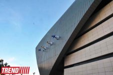 В Баку на фасаде Park Bulvar состоялось уникальное «Вертикальное шоу» (фотосессия)