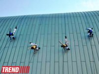 В Баку на фасаде Park Bulvar состоялось уникальное «Вертикальное шоу» (фотосессия)