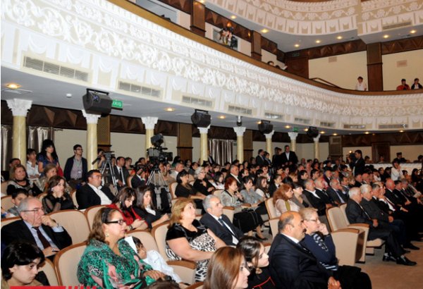 В Баку состоялось торжественное мероприятие, посвященное юбилею Халила Рзы Улутюрка (фотосессия)