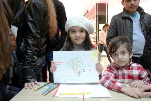 В Баку представлена арт-терапия "Древнее искусство эбру и шепот рисунков" (фотосессия)