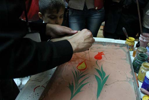 В Баку представлена арт-терапия "Древнее искусство эбру и шепот рисунков" (фотосессия)