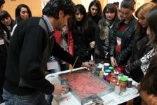 В Баку представлена арт-терапия "Древнее искусство эбру и шепот рисунков" (фотосессия)