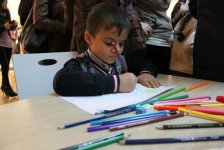 В Баку представлена арт-терапия "Древнее искусство эбру и шепот рисунков" (фотосессия)