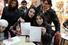 В Баку представлена арт-терапия "Древнее искусство эбру и шепот рисунков" (фотосессия)