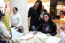 В Баку представлена арт-терапия "Древнее искусство эбру и шепот рисунков" (фотосессия)