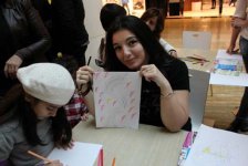 В Баку представлена арт-терапия "Древнее искусство эбру и шепот рисунков" (фотосессия)