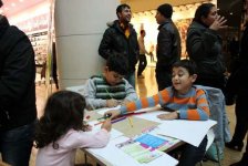 В Баку представлена арт-терапия "Древнее искусство эбру и шепот рисунков" (фотосессия)