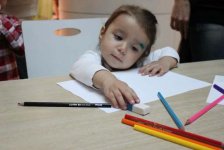 В Баку представлена арт-терапия "Древнее искусство эбру и шепот рисунков" (фотосессия)