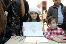 В Баку представлена арт-терапия "Древнее искусство эбру и шепот рисунков" (фотосессия)