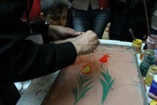 В Баку представлена арт-терапия "Древнее искусство эбру и шепот рисунков" (фотосессия)