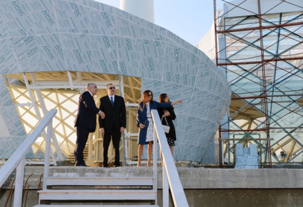 Президент Азербайджана ознакомился с ходом благоустройства территории вокруг площади Государственного флага (ФОТО)