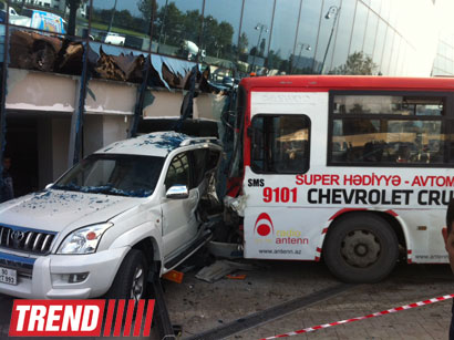 В Баку пассажирский автобус въехал в стеклянное ограждение стадиона Шафа (версия 6) (ФОТО)