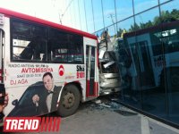 В Баку пассажирский автобус въехал в стеклянное ограждение стадиона Шафа (версия 6) (ФОТО)