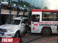 В Баку пассажирский автобус въехал в стеклянное ограждение стадиона Шафа (версия 6) (ФОТО)