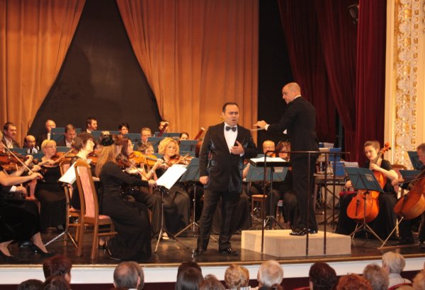 Народный артист Азербайджана Азер Зейналов выпустил учебник для молодых исполнителей