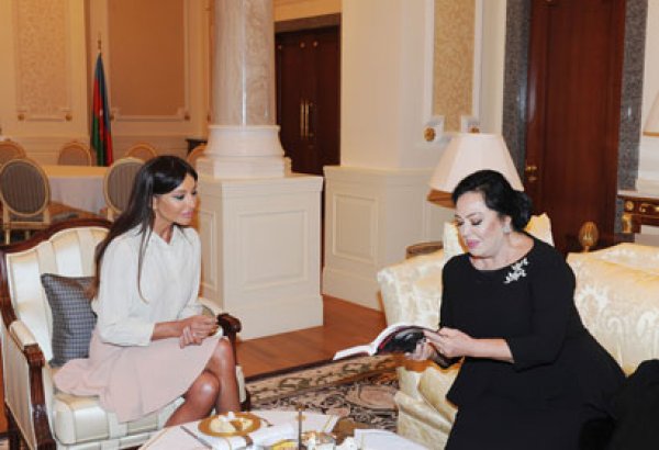 Первая леди Азербайджана встретилась с известной турецкой актрисой Тюркан Шорай (ФОТО)