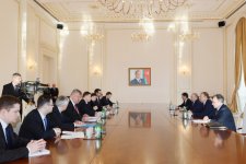 Президент Азербайджана принял делегацию во главе с премьер-министром Латвии