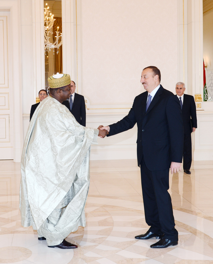 Президент Азербайджана принял верительные грамоты послов ряда стран (версия 2)