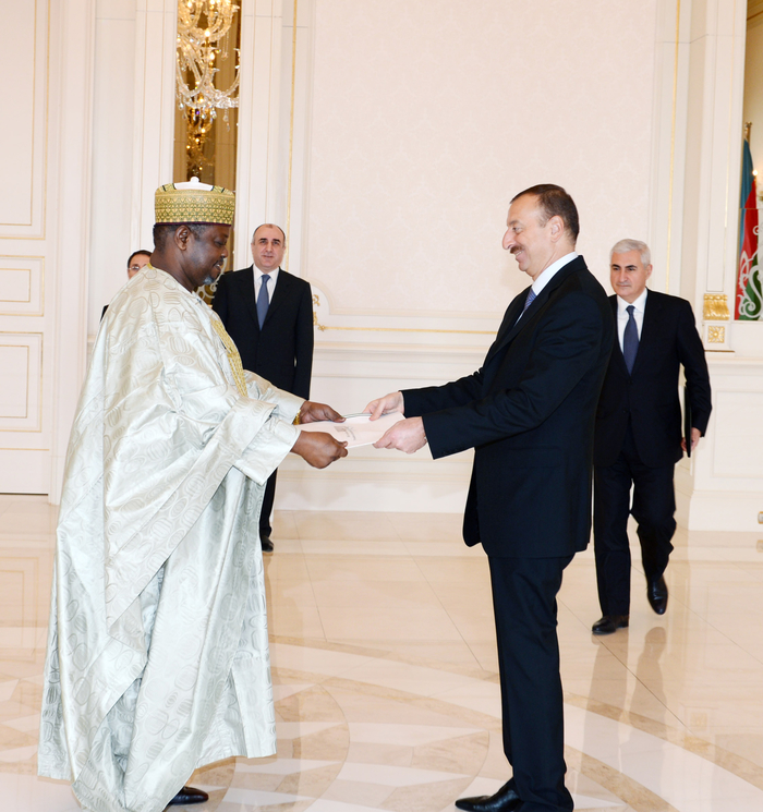 Президент Азербайджана принял верительные грамоты послов ряда стран (версия 2)