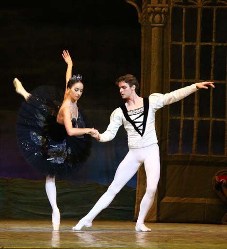 Бакинский зритель очень чуткий и доброжелательный - народная артистка России Мария Аллаш (фото)