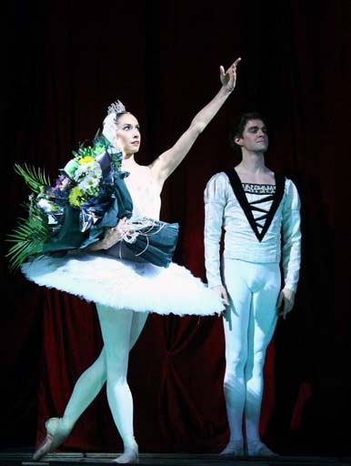 Бакинский зритель очень чуткий и доброжелательный - народная артистка России Мария Аллаш (фото)