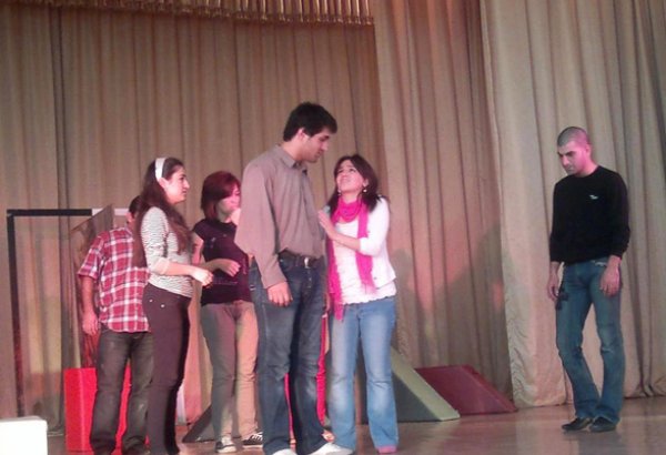 Бакинский Детский театр показал спектакль "Игра с жизнью"