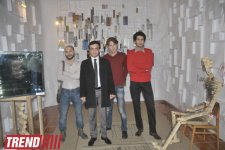 В Баку представлены креативные проекты  - эмбрион, инсталляция из зеркал, тело с гвоздями…(фото)