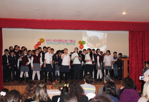 Учащиеся бакинской школы показали спектакль "Лейли и Меджнун" Низами Гянджеви