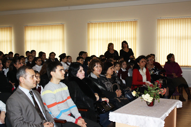 Учащиеся бакинской школы показали спектакль "Лейли и Меджнун" Низами Гянджеви