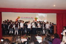 Учащиеся бакинской школы показали спектакль "Лейли и Меджнун" Низами Гянджеви