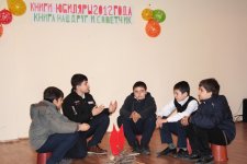 Учащиеся бакинской школы показали спектакль "Лейли и Меджнун" Низами Гянджеви