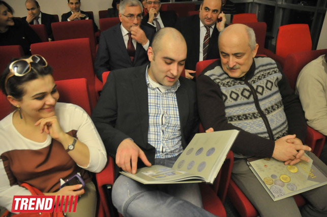В Баку представлена уникальная книга "Монеты Азербайджана" (фотосессия)