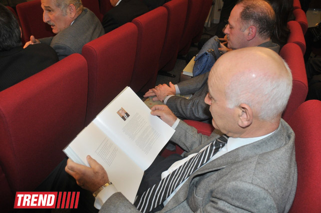В Баку представлена уникальная книга "Монеты Азербайджана" (фотосессия)