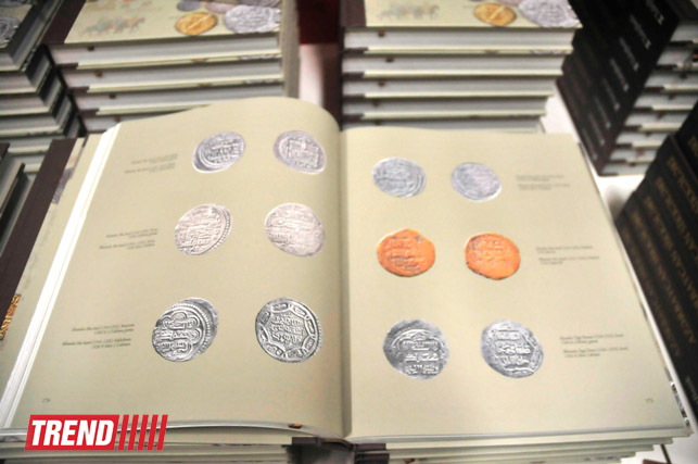 В Баку представлена уникальная книга "Монеты Азербайджана" (фотосессия)