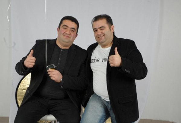 Телеведущие Фарид и Орхан Рзаевы провели новогоднюю акцию "Cheese" (фотосессия)