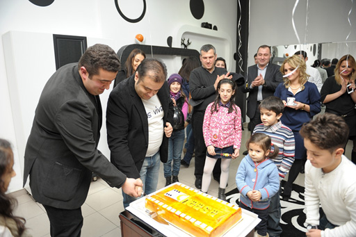 Телеведущие Фарид и Орхан Рзаевы провели новогоднюю акцию "Cheese" (фотосессия)